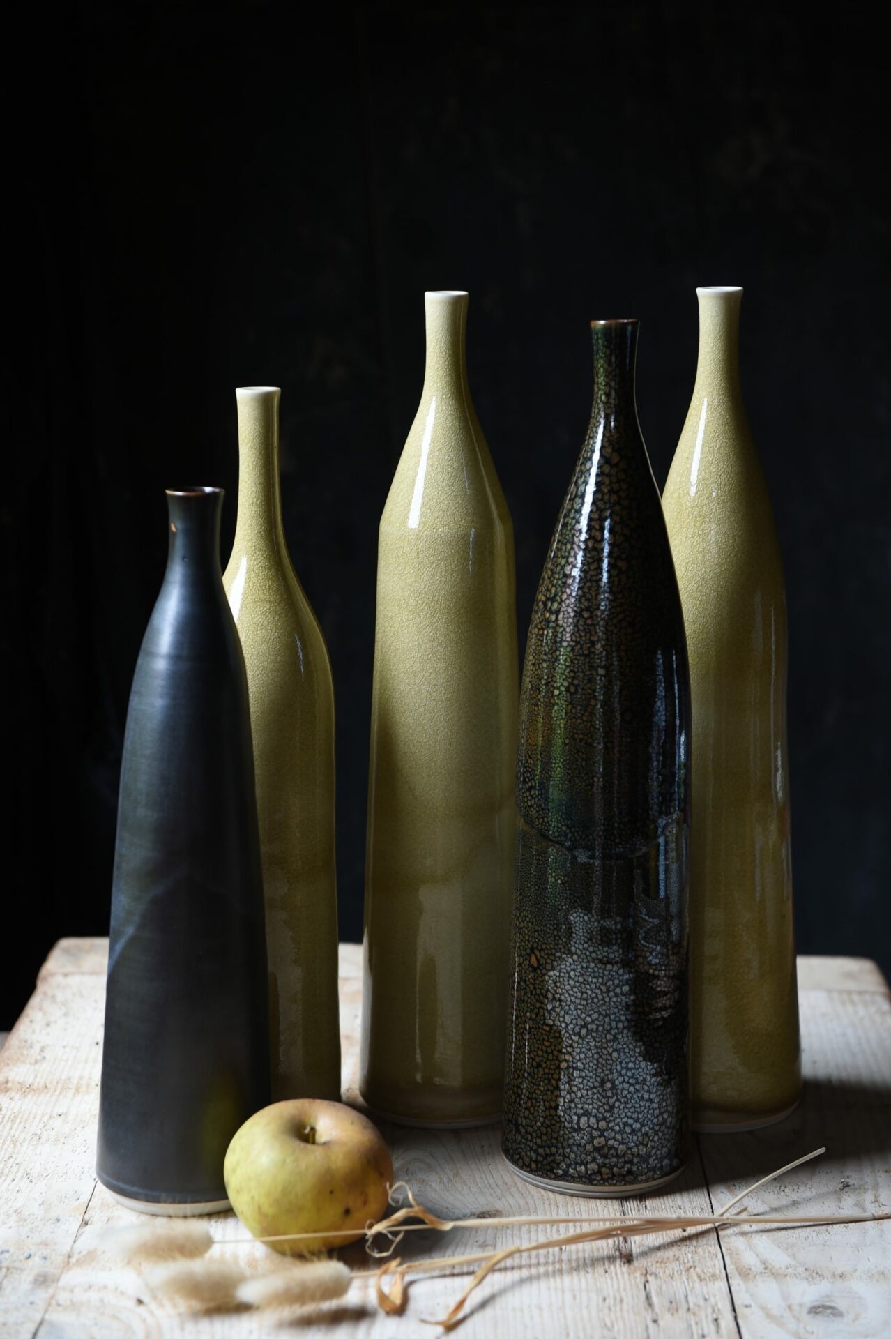 bouteilles en céramique contemporaine, jaune de fer, goutte d'huile, noir mat