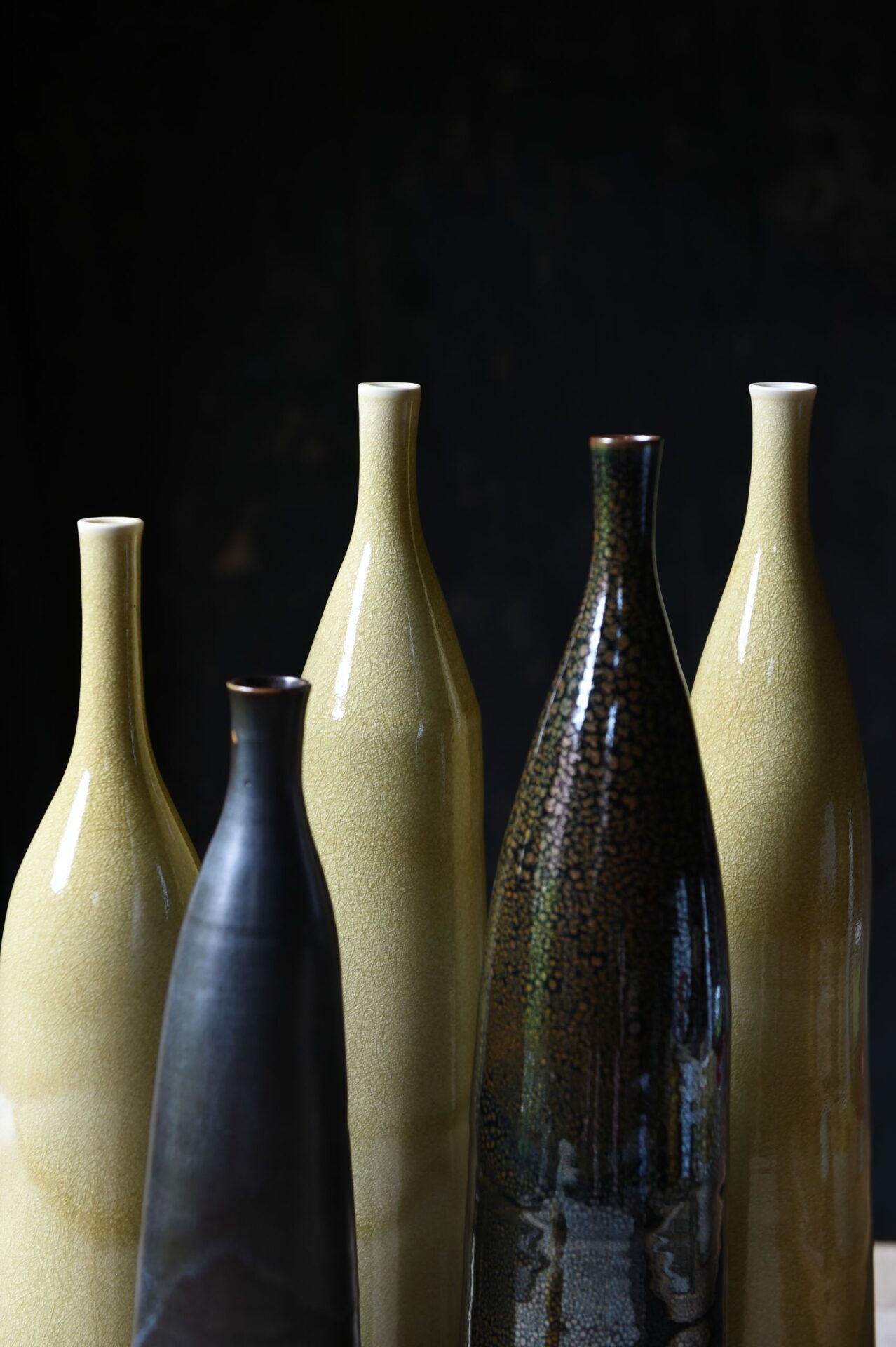bouteilles en céramique jaune de fer, noir mat et goutte d'huile