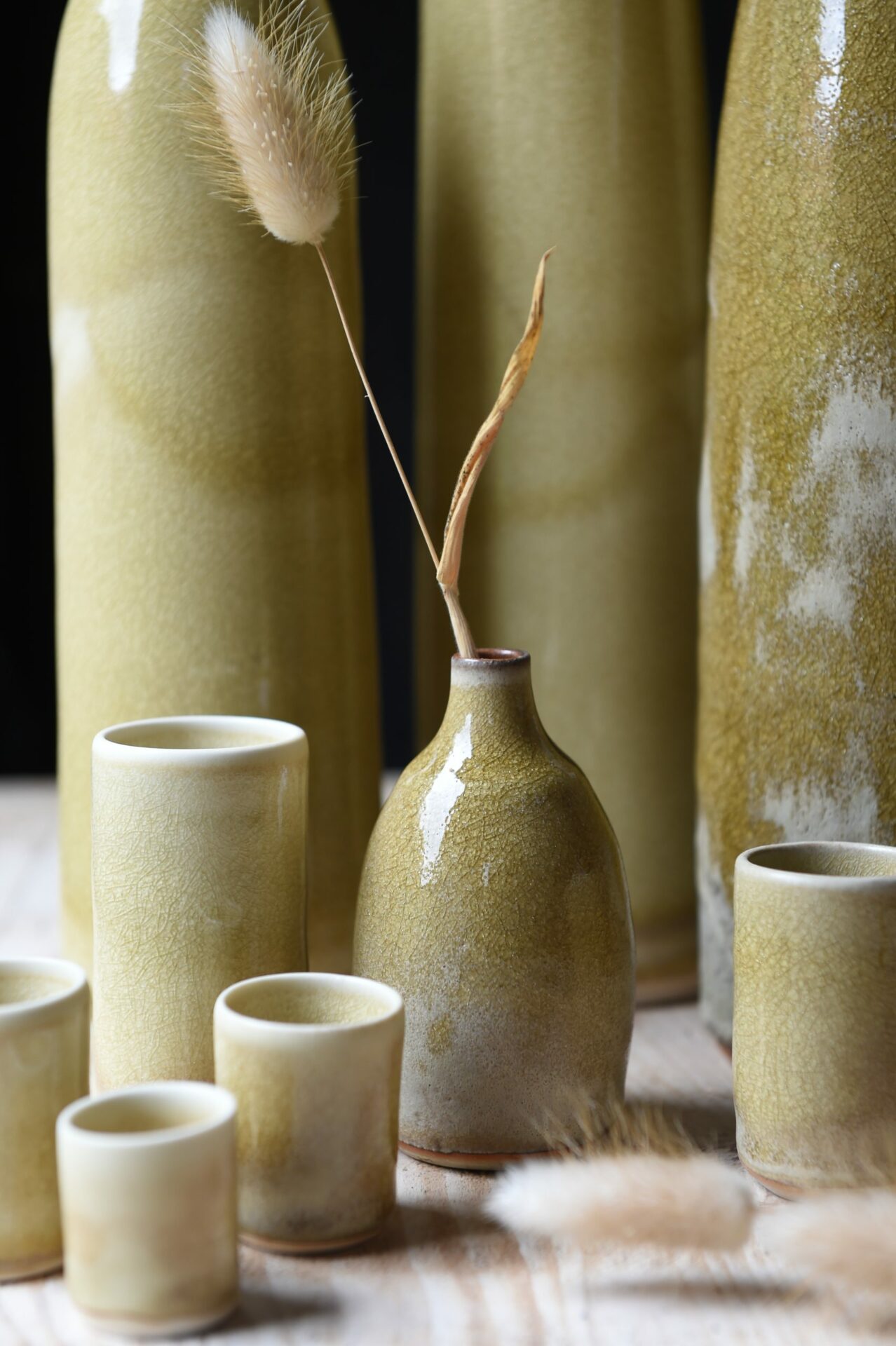 vases en céramique jaune de fer