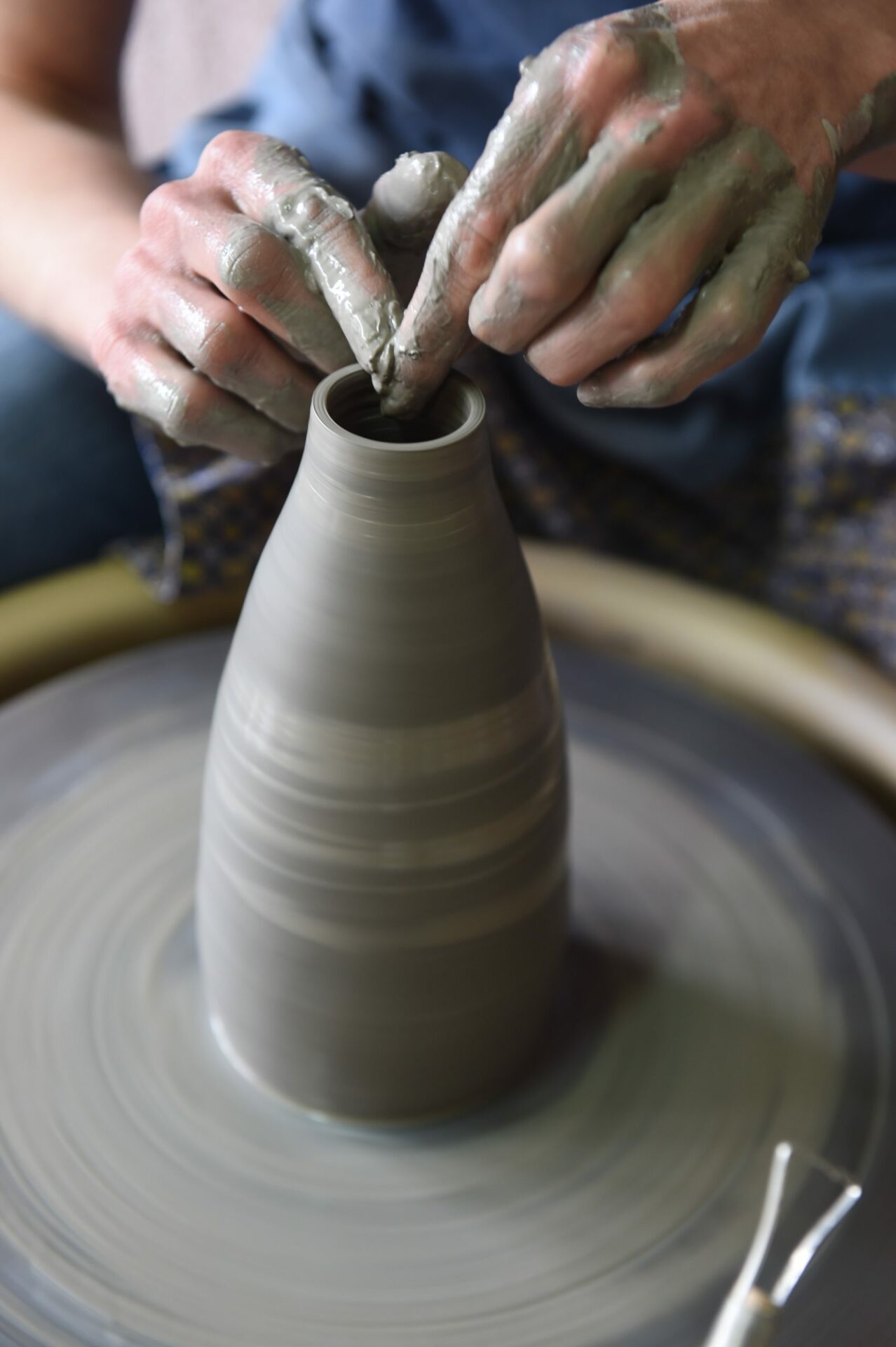 vase en céramique en cours de tournage