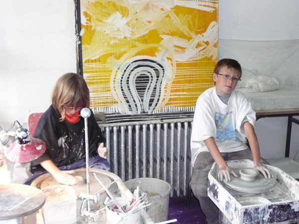 enfants s'initiant à l'art de la poterie
